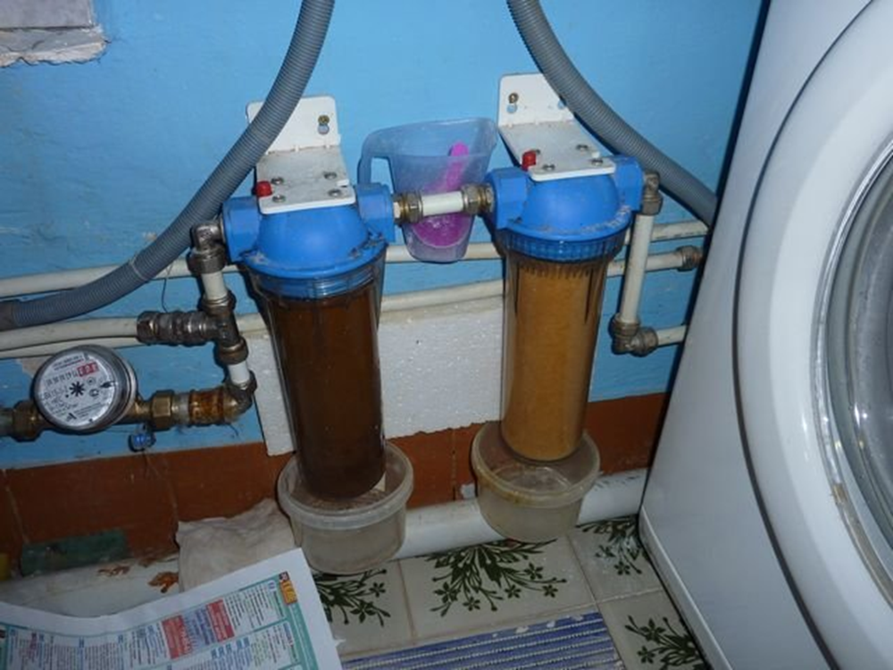 Магистральная очистка воды в квартире. Магистральный фильтр для воды в ванной. Фильтр на холодную воду в квартиру. Механический проточный фильтр для воды в квартиру. Фильтр грубой очистки в ванной.