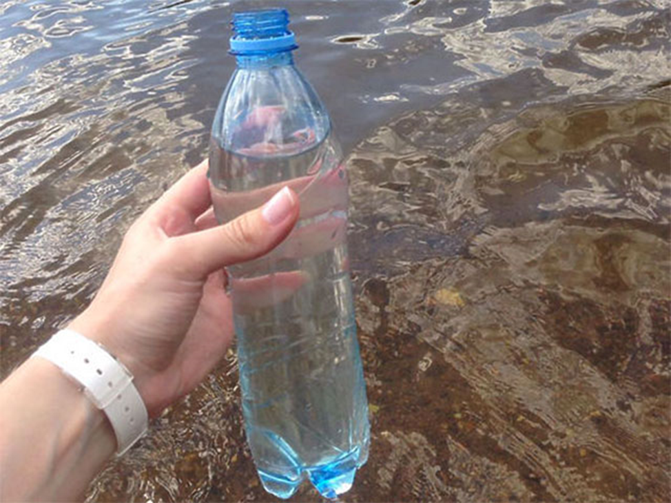 Включи воду возьми. Пробы воды в реке. Пробы воды в бутылках. Проба воды из реки. Бутылка воды в реке.